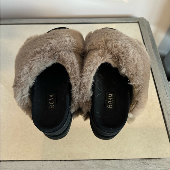 ROAM Cloud Slippers Taupe Faux Fur Slides - Picture 2 of 4